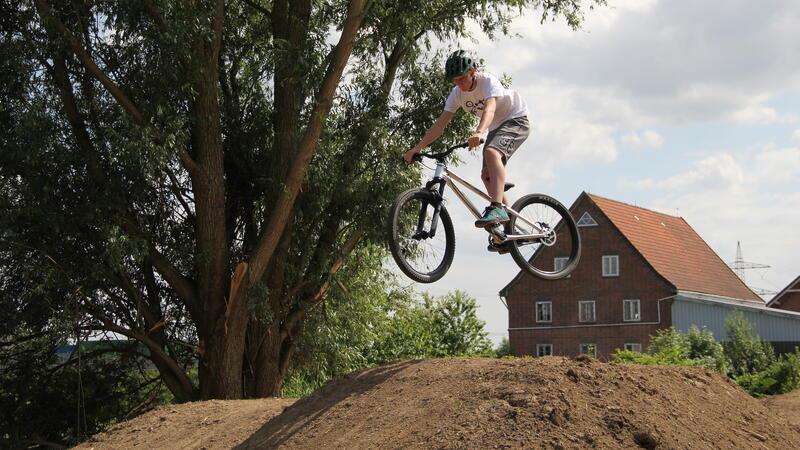 In dem hügeligen Bikepark können die Jugendlichen mit ihren Rädern in die Luft springen.