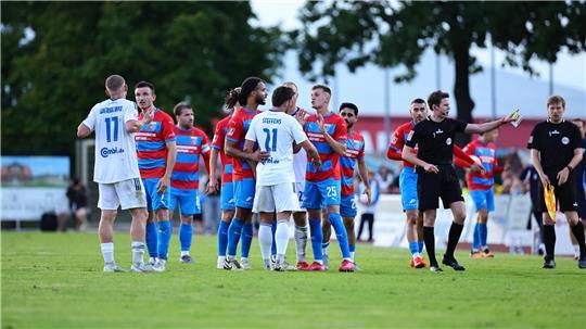 In dem intensiven Spiel zwischen D/A und Kickers Emden ging es teilweise sehr hitzig zu. Das erwartet Trainer Oliver Ioannou auch in Emden.