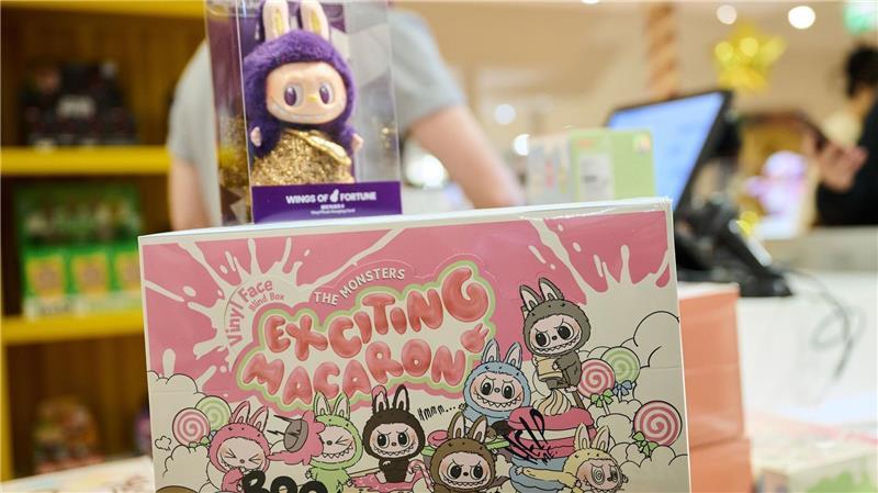 Labubu-Hype geht weiter - Schlange am KaDeWe In dem neuen Pop Mart Store gibt es auch die beliebten Labubus.