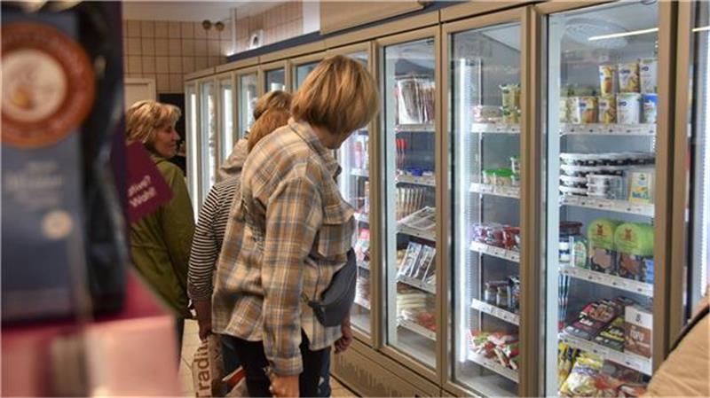 In dem neuen Supermarkt finden Kunden Produkte des Online-Händlers myEnso, regionale Lebensmittel und typische Supermarktware. Foto: Hanke