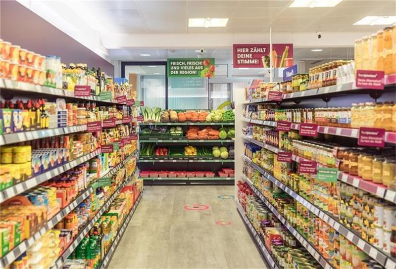 In dem neuen Supermarkt finden Kunden Produkte des Online-Händlers myEnso, regionale Lebensmittel und typische Supermarktware.