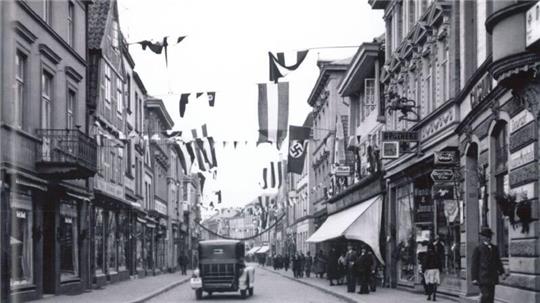 In den 1930er Jahren wehen in der Langen Straße Hakenkreuz-Flaggen.