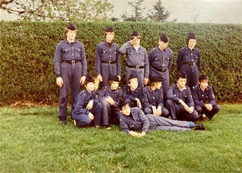 In den 1980er Jahren waren blaue Overalls die Uniform der Kutenholzer Jugendfeuerwehr. Das Foto zeigt die Mannschaft von 1983.