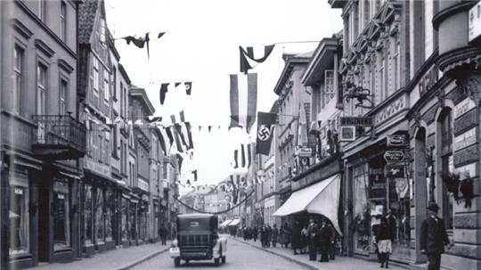 In den 30er Jahren wehen in der Langen Straße Hakenkreuz-Flaggen.