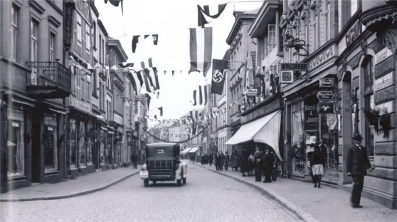 In den 30er Jahren wehen in der Langen Straße in Buxtehude Hakenkreuz-Flaggen.