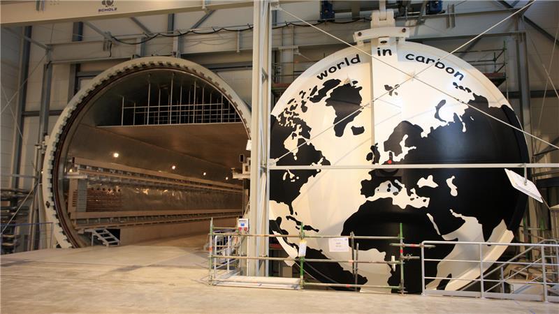 In den Autoklav muss was reinpassen: Das größte CFK-Integralbauteil der Welt, die A350-Flügeloberschale, wird in Stade gebaut.