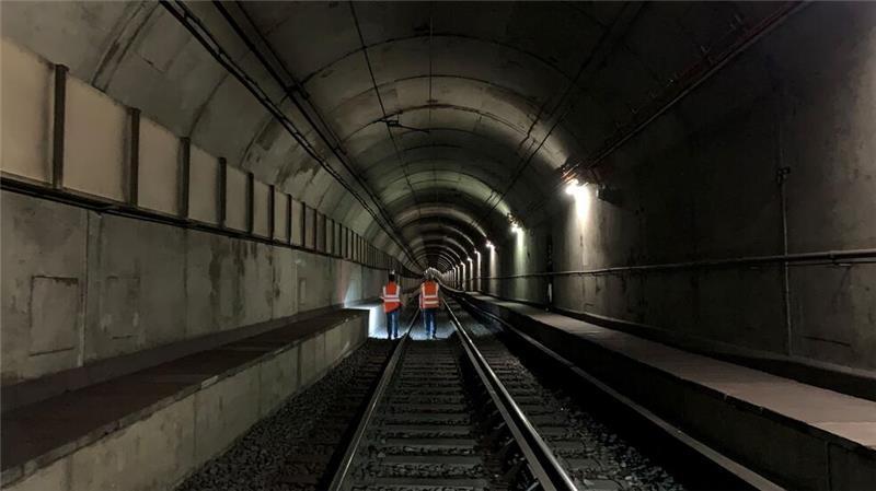 In den Betonwänden von U-Bahntunneln können sogenannte Absorberleitungen verbaut werden.