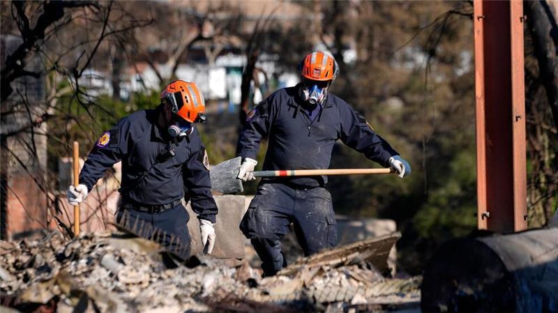 Los Angeles zwischen Flammen und Neubeginn In den Brandruinen wird auch noch nach möglichen Opfern gesucht.