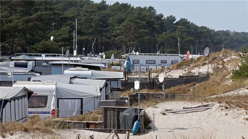 In den Dünen mit Meer- und Waldblick: der Dünencampingplatz in Prerow. (Archivbild)