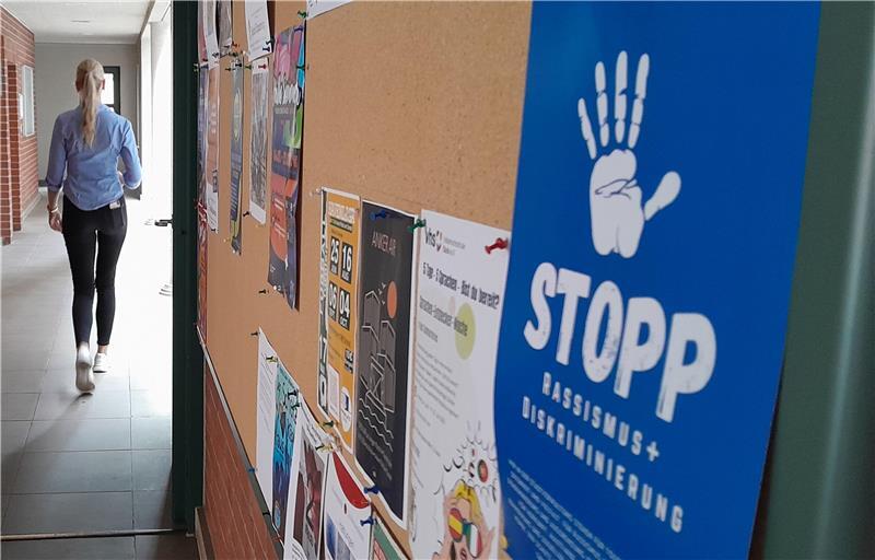 In den Fluren der Stader Stadtverwaltung hängen jetzt Poster gegen Rassismus und jegliche Form der Diskriminierung.
