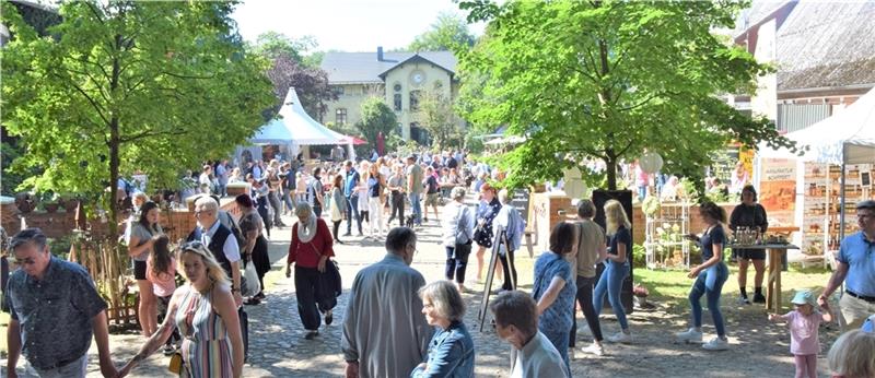 In den Gebäuden galt Maskenpflicht, auf dem Außengelände des Guts blieb genug Platz für Abstand. Am Eingang wurde jeder kommende und gehende Besucher gezählt. Fotos: Fehlbus