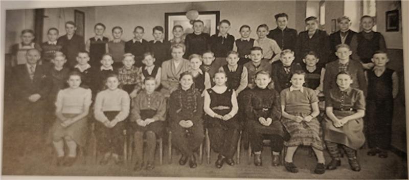 Klassentreffen zum Schuljubiläum in Hemmoor In den Jahren 1949 oder 1950 ist dieses Klassenbild entstanden, das Hans-Rainer Peschel in seinem Buch verwendet hat.