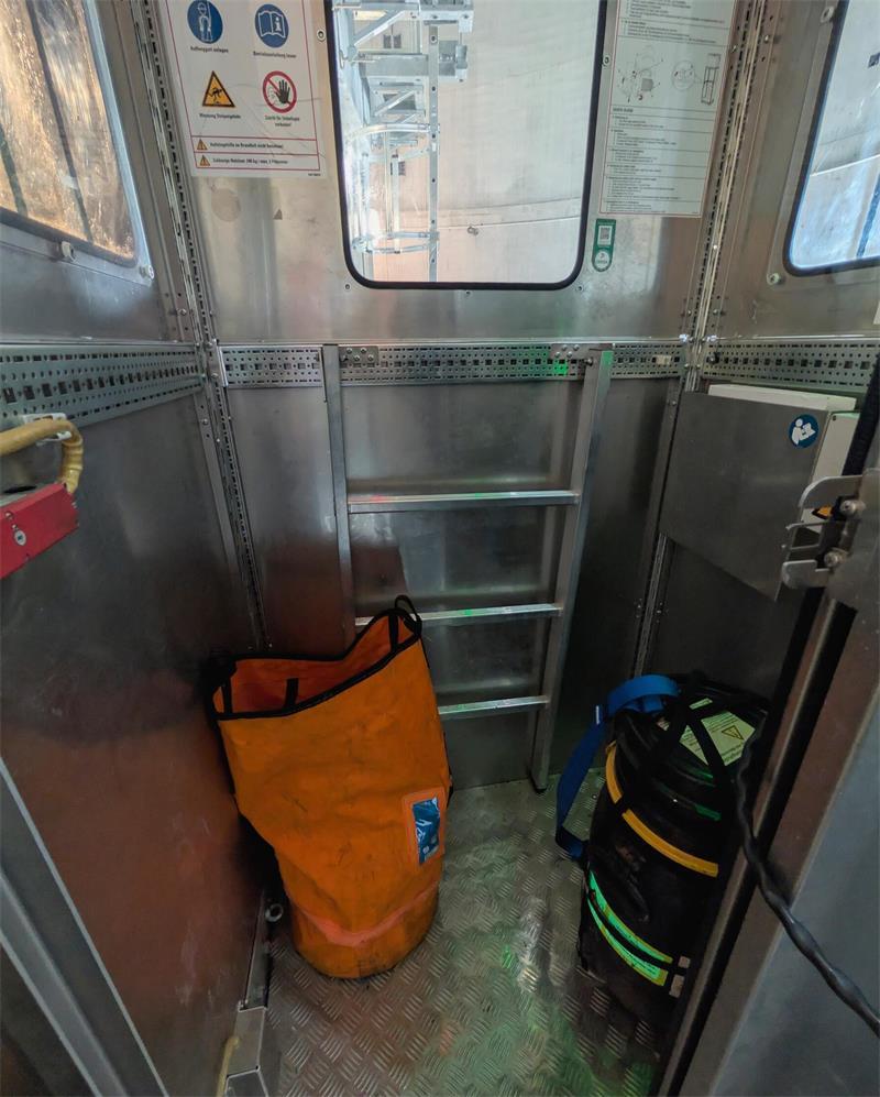 Startklar zur Wartung in Ahlerstedt: Zwei Männer, ein Windrad, volles Vertrauen In den Lift passen Werkzeug, Ersatzteile, eine Rettungsbox und zwei Erwachsene.