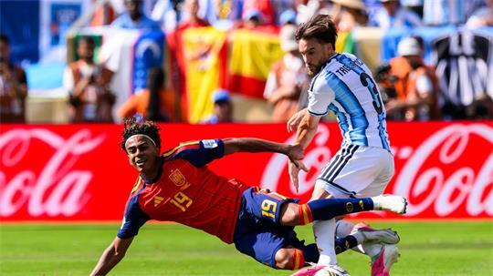 In den Live-Bildern der Fußball-WM 2026 sind Zuschauer einer Analyse zufolge regelrecht mit Werbung für potenziell gesundheitsschädliche oder finanziell riskante Produkte überschwemmt worden. (Archivbild)