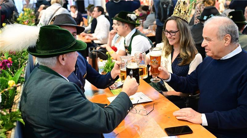 Grüne Woche gestartet - Sichere Ernährung im Blick In den Messehallen gibt es Spezialitäten und Getränke.