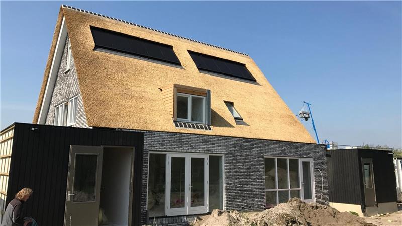 In den Niederlanden sind Solaranlagen auf Reetdachäusern keine Seltenheit.