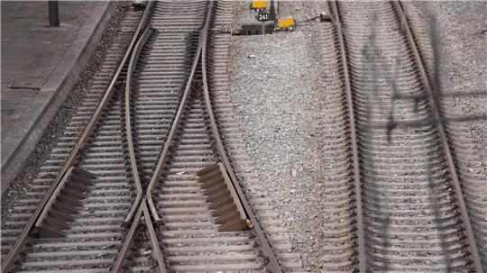 In den Niederlanden wurde der Zugverkehr am Dienstag wegen winterlichen Bedingungen und einer Technikstörung zeitweise ausgesetzt.