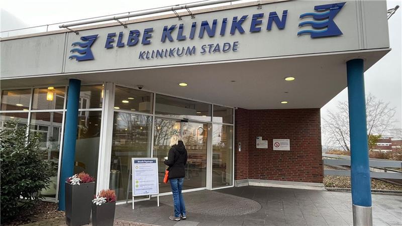 Blick auf den Eingang des Elbe Klinikums Stade.