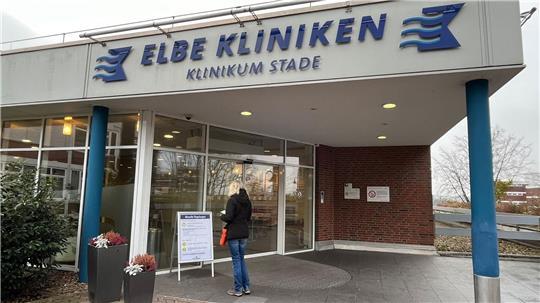 Blick auf den Eingang des Elbe Klinikums Stade.