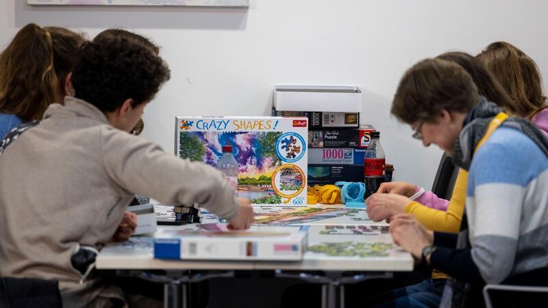 In den Pausen lösen die Teilnehmer des Hochbegabtentreffens Puzzles mit 1000 und mehr Teilen.