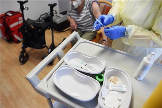 In den Pflegeheimen des DRK Cuxhaven/Hadeln ist den Bewohnern, deren Booster-Impfungen mehr als fünf Monate her sind, die vierte Corona-Impfung angeboten worden. Symbolfoto: Gollnow/dpa