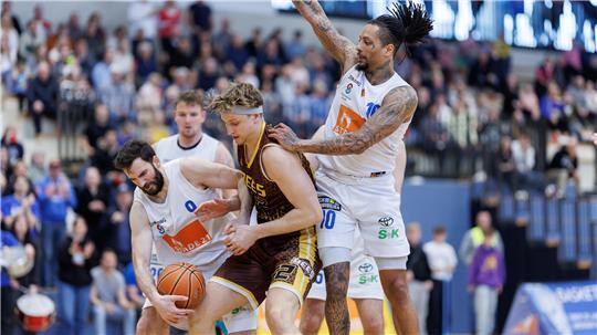 In den Play-off-Finals muss der VfL Stade, hier mit Nil Angelats (links) und Marvin Boadu, vor allem die starke Offensive von Westerstede stoppen.