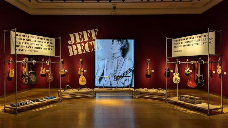 In den Räumen des Londoner Auktionshauses Christie’s ist die Gitarrensammlung von Jeff Beck ausgestellt, bevor sie versteigert wird.