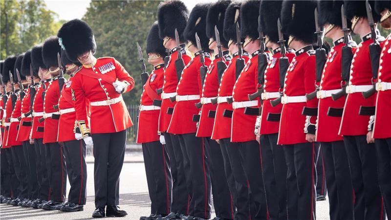 Bilder des Tages In den Royal Artillery Barracks im südostlondoner Stadtteil Woolwich treffen Vorbereitungen statt: Mitglieder der Grenadiergarde bereiten sich auf die Ankunft der Verteidigungsminister der E5-Gruppe (Frankreich, Deutschland, Italien, Polen und das Vereinigte Königreich) vor.
