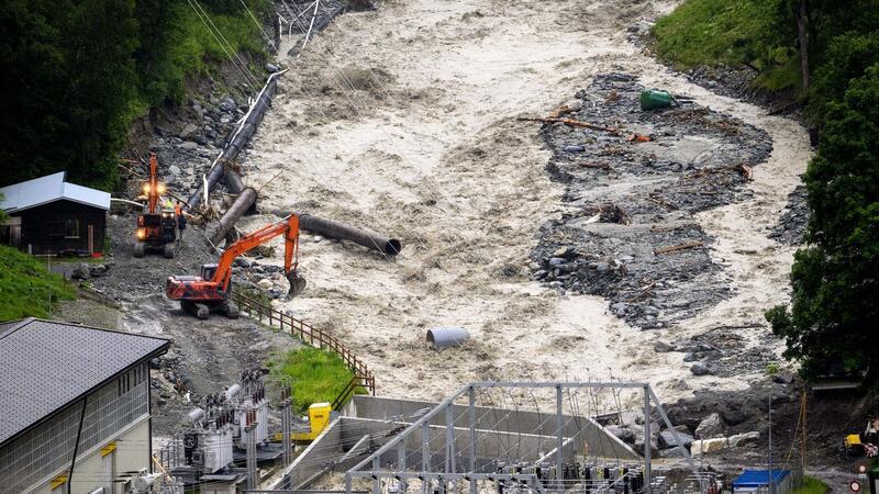 Drei Vermisste nach Unwettern in der Schweiz In den Schweizer Kantons Graubünden und Wallis gab es zahlreiche Gewitter und heftige Niederschläge, Hochwasser und einen Bergsturz.