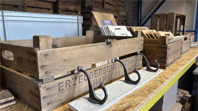 In den Schwinge Werkstätten werden jetzt Unikate aus alten Obstkisten hergestellt. Vermarktet werden sie unter anderem online und über den Fachmarkt in der Stader Innenstadt.