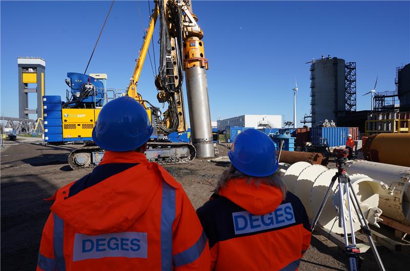 In den Stadtteilen Moorburg und Wilhelmsburg wird derzeit die Belastung des Untergrunds getestet. Foto: dpa