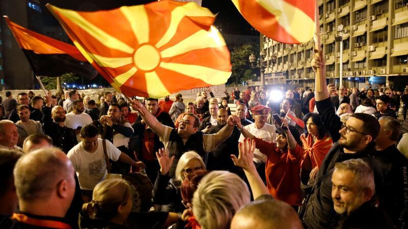 Rechte Opposition in Nordmazedonien feiert Machtwechsel In den Straßen der Hauptstadt Skopje feierten die Anhänger der Opposition bis tief in die Nacht.