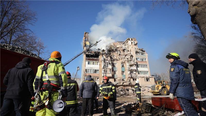 Berichte über neuen US-Friedensplan - Ukraine unter Druck In den Trümmern des Wohnblocks in Ternopil werden immer noch Verschüttete vermutet.