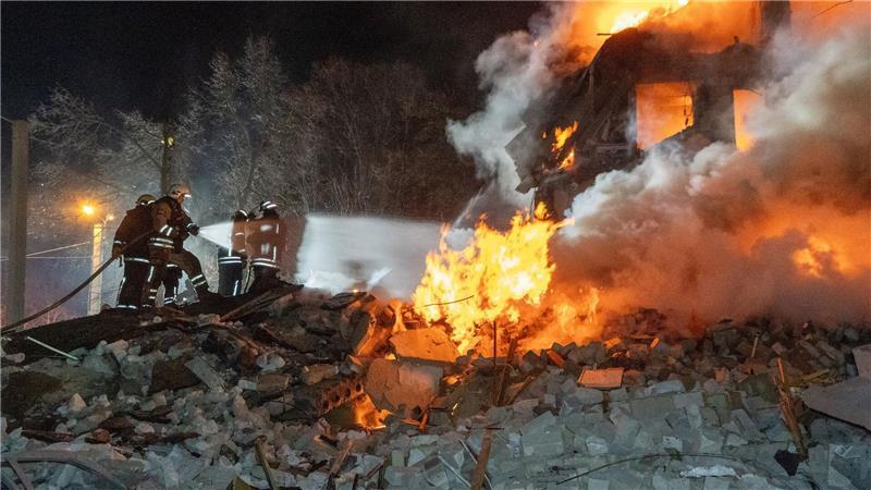 In den Trümmern des von einer Rakete getroffenen Wohnhauses gab es mehrere Tote und Verletzte.