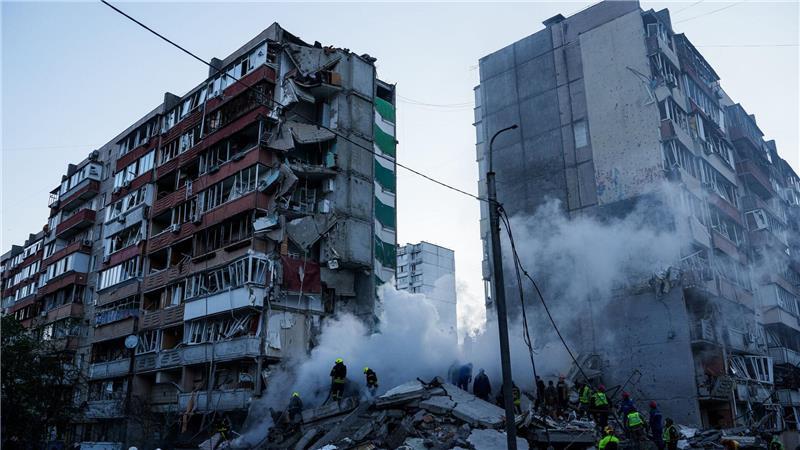 In den Trümmern eines bei einem russischen Angriff teils zerstörten Hauses suchen Helfer nach Verschütteten.