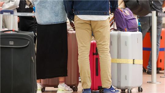 In den Weihnachtsferien erwartet der Hamburger Flughafen täglich bis zu 42.000 Reisende. (Archivbild) 