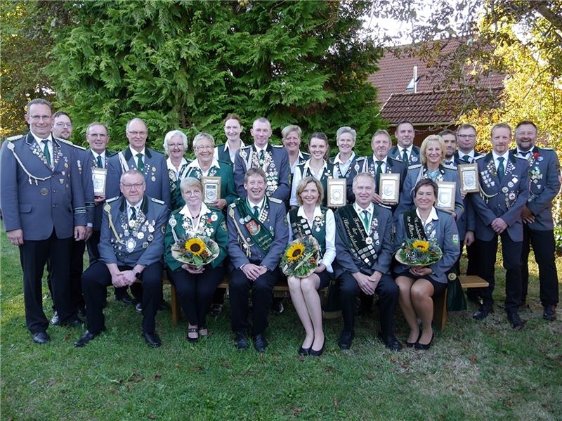 In den Wettkämpfen schossen sich (sitzend v. l.) Edwin Wolff (Schützenverein Hüll) zum Senioren-Kreismeister, Antje Wetegrove (Assel) zur Senioren-Kreiskönigin, Jan Steffens (Assel) zum Kreiskönig, Sabine Schild (Drochtersen) zur Kreiskönig