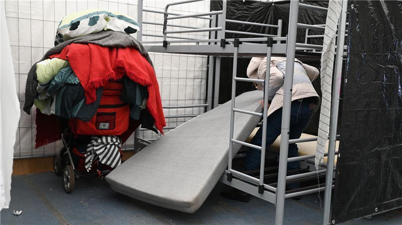 In den Zeiten der größten Überlastung wurden mancherorts Geflüchtete in Sporthallen einquartiert. (Archivbild)