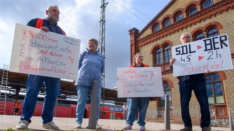 Bahn saniert Strecke Berlin-Hannover – 14 Monate Sperrung In den betroffenen Regionen regt sich Protest - etwa dagegen, dass der Bahnhof Stendal vorerst nicht mehr von Fernzügen angefahren wird. (Archivbild)