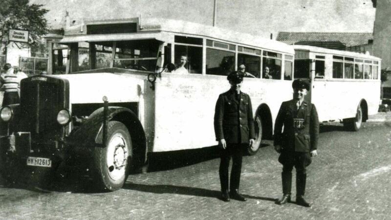 In den ersten Jahren der Cuxhavener Omnibus-Gesellschaft übernahmen noch Schaffner den Verkauf und die Kontrolle von Fahrkarten.