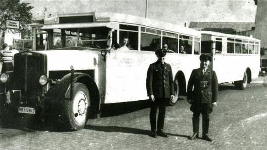 In den ersten Jahren der Cuxhavener Omnibus-Gesellschaft übernahmen noch Schaffner den Verkauf und die Kontrolle von Fahrkarten.
