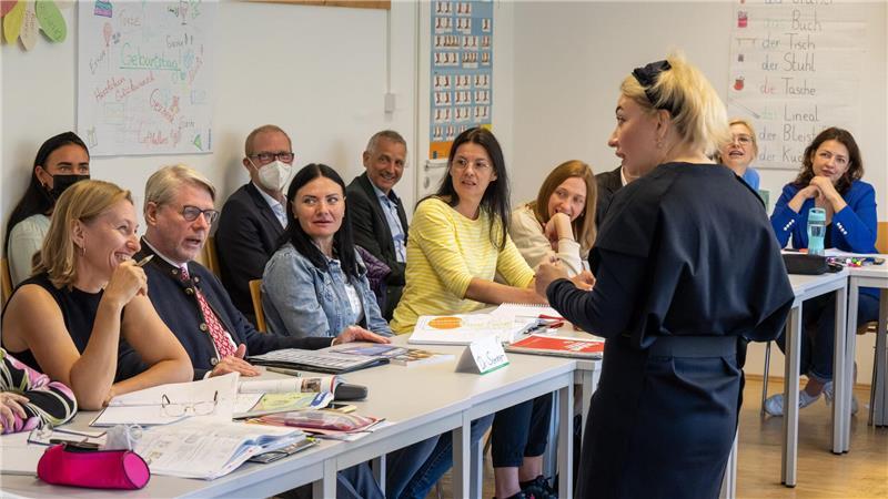 Mehr Erstorientierungskurse geplant – Streit um Kürzungen In den ersten Monaten nach Kriegsbeginn war die Solidarität mit Geflüchteten aus der Ukraine groß. Viele von ihnen haben seither Integrationskurse absolviert - vor allem, um Deutsch zu lernen. (Archivfoto)