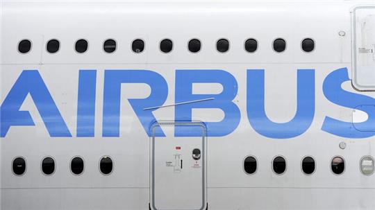 In den ersten drei Monaten zog der Erlös bei Airbus im Vergleich zum Vorjahr um neun Prozent auf 12,83 Milliarden Euro an.
