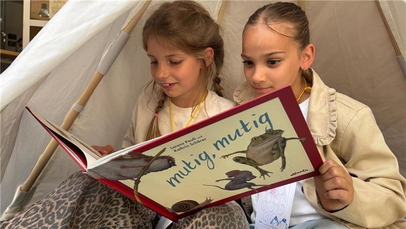Grundschule würdigt verstorbenen Mate Sieber mit besonderer Neuerung In den gemütlichen Lesetipis können die Schulkinder sich ganz in die Bücher vertiefen.