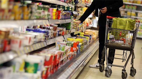 In den großen Supermärkten und Discounter gestaltet sich die Suche nach Sardinen in den Regalen derzeit schwierig. (Symbolbild)
