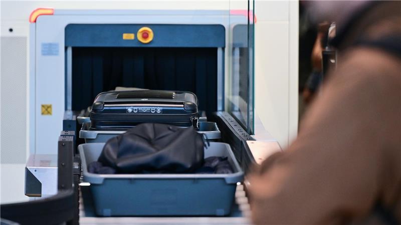 Kontrollen am Flughafen: Neue Regeln fürs Handgepäck In den großen deutschen Flughäfen sind die CT-Scanner bereits im Einsatz. (Archivbild)