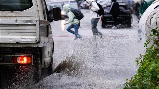 In den kommenden Tagen sollten die Menschen in Niedersachsen vielerorts Regenschirm und Regenjacke nicht vergessen. (Symbolbild)