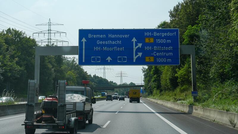 In den kommenden Wochen wird die Autobahn A1 zwischen Hamburg-Billstedt und -Moorfleet wegen Bauarbeiten in Richtung Bremen verengt. (Archivbild)
