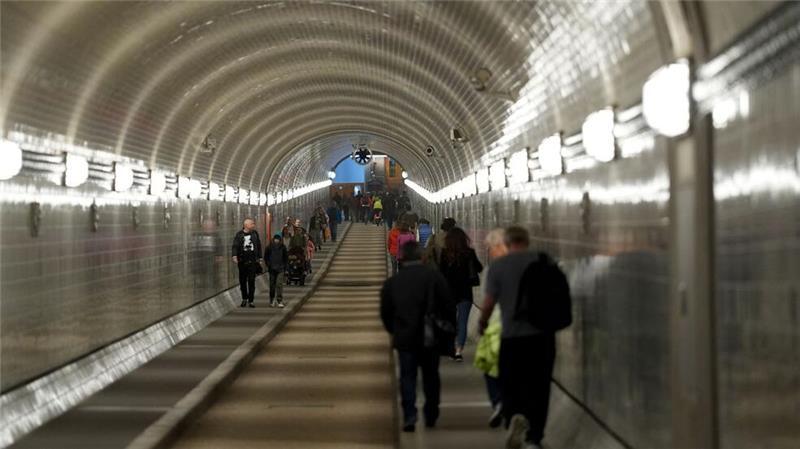Alter Elbtunnel für Fußgänger und Radfahrer gesperrt In den kommenden drei Wochen ist der Tunnel gesperrt. (Archivbild)