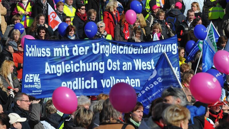 Lohnlücke zwischen Ost und West schwindet kaum In den letzten zehn Jahren lag die Lohnschere zwischen den neuen und alten Bundesländern bei über 800 Euro.